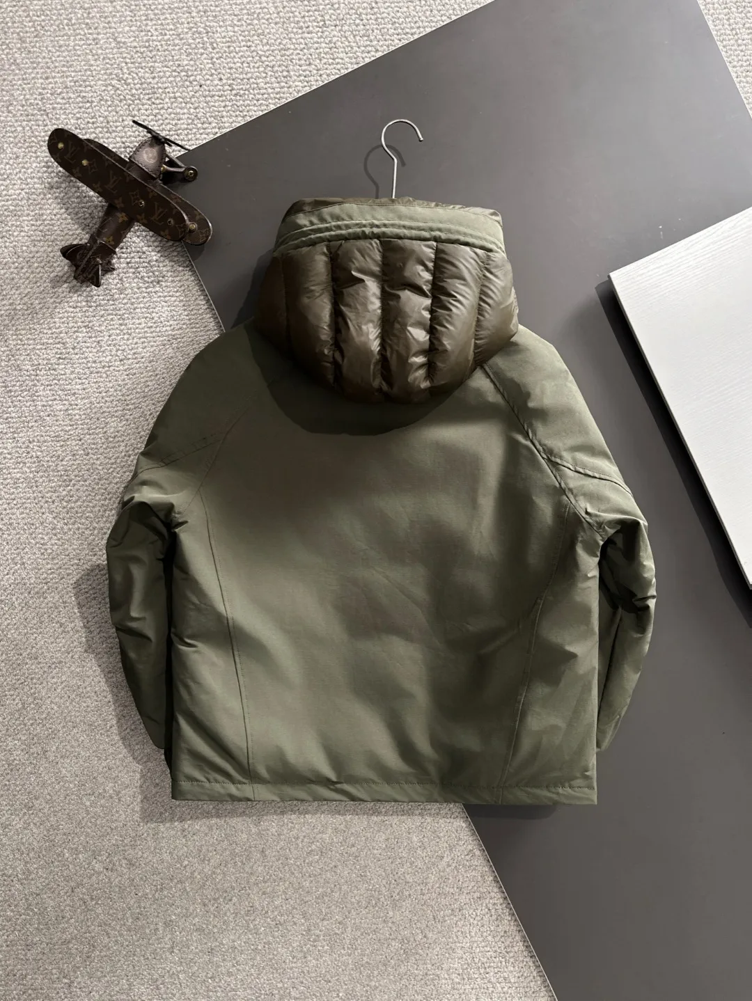 Two-day delivery time P960 Big Goose 🔥🔥 High-end customization 2025 winter official website's latest popular down jacket. Original custom-made hardware accessories for customers, all imported and original customization. Welcome to compare at the counter. Absolutely high quality. Use top-grade 90 white goose down. Super soft. Filled with fluffy and full feathers. Super heavy work. Fabric workmanship is excellent. The version is super perfect. Note⚠The fabric is super comfortable. Exclusive model. High-end quality. A must-have warm and protective artifact in winter. Size: M-3XL